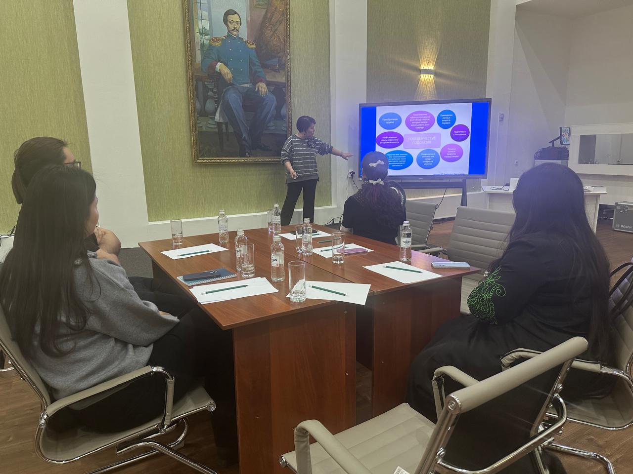 Өмірлік қиын жағдайға ұшыраған студентке алғашқы көмек көрсететін кім?